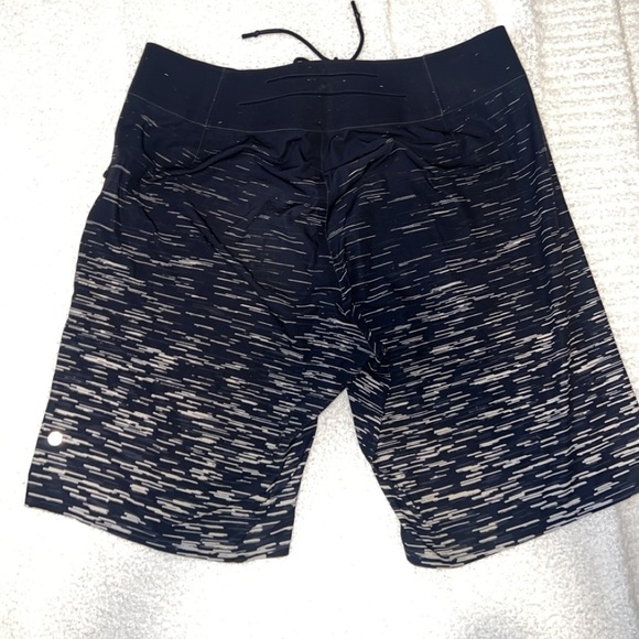 LULULEMON El Current 11" shorts Swim Trunks. - Picture 3 of 6